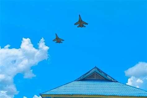 Warga Antusias Saksikan Pesawat Sukhoi Melintasi Langit Gorontalo Utara