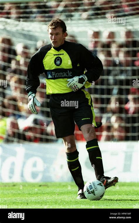 Dave Beasant Nottingham Forest Fc 01 March 1998 Stock Photo Alamy