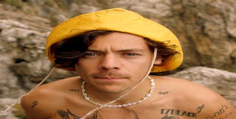 Harry Styles Lança Video Oficial De Golden Acontece Curitiba