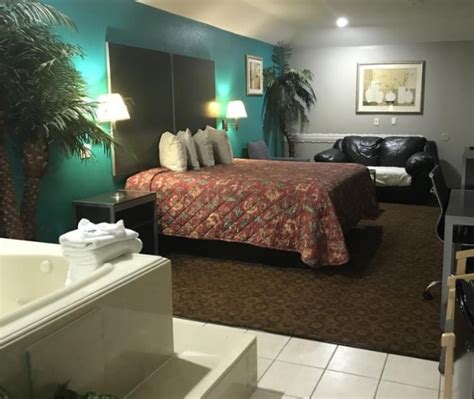 9 Romantic Hotels With Jacuzzi in Room in Houston, TX