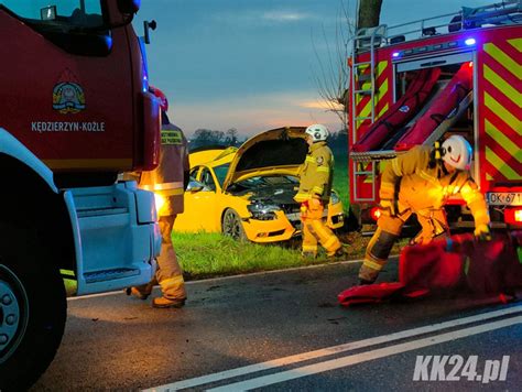 Poważny Wypadek Na Drodze Krajowej Audi Z Trzema Osobami Wypadło Z Drogi I Uderzyło W Drzewo