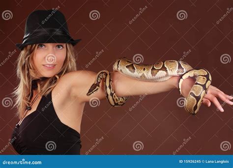 Mujer Que Sostiene Una Serpiente Imagen De Archivo Imagen De