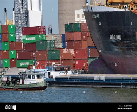 Hafen von Antwerpen Flandern Belgien mit großen und kleinen Schiffe und