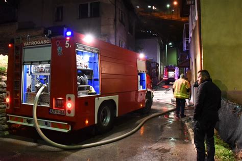 Gorjela Ku A U Starom Gradu Povrije Ene Dvije Osobe