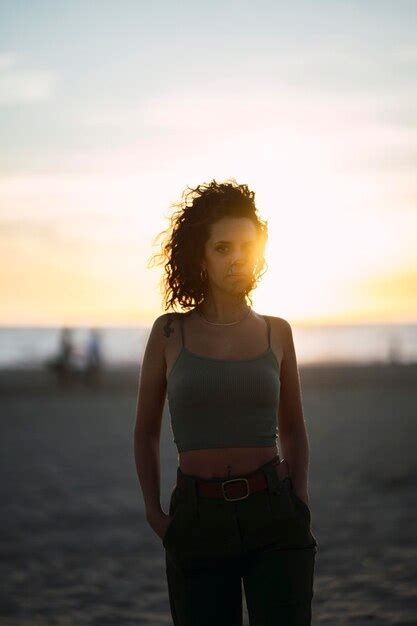 Disparo Vertical De Una Mujer Cauc Sica Espa Ola Al Atardecer Foto