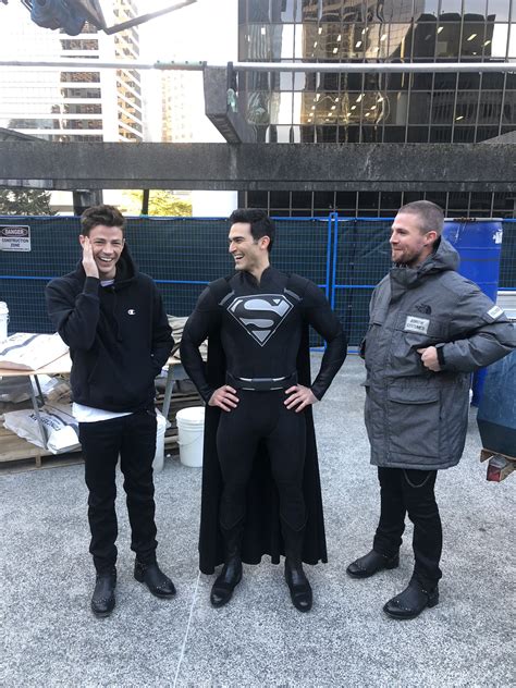 Superman Will Wear His Black Suit In The Arrowverse Crossover Event