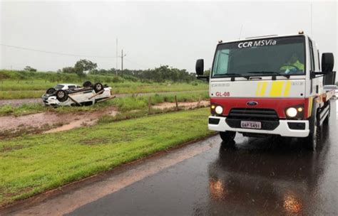 Veículo de Costa Rica aquaplana e capota várias vezes na BR 163