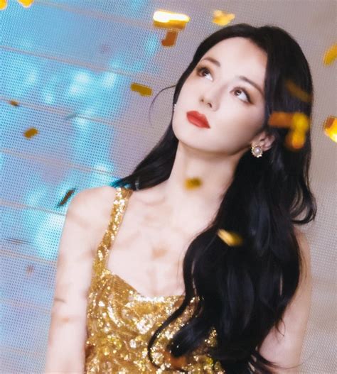 Nhan sắc Địch Lệ Nhiệt Ba hot nhất Weibo