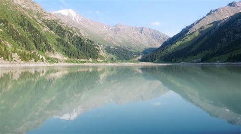 Premium Photo | Mountain lake scenery in summer