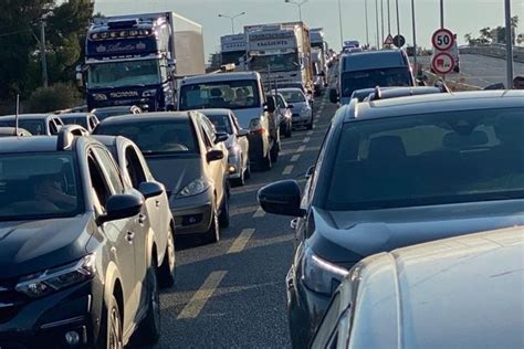 Bari Camion Perde Il Carico In Tangenziale Lunghe Code E Strada Chiusa