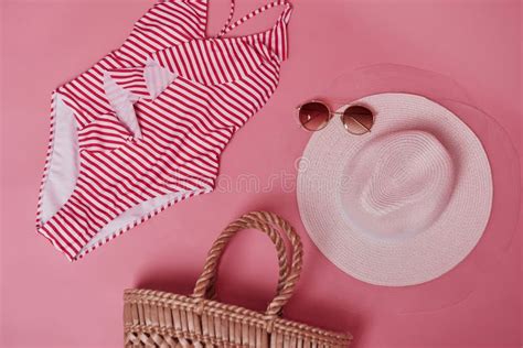 Concepto De Viajes Y Vacaciones Bikini En La Mesa De Color Rosa Grupo De Objetos Para El Viaje Y