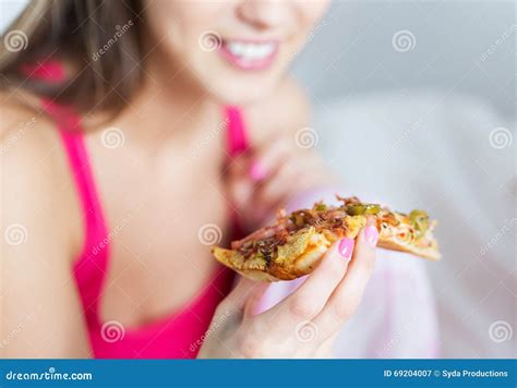 Jeune Femme Ou Fille Heureuse Dado Mangeant De La Pizza Image Stock