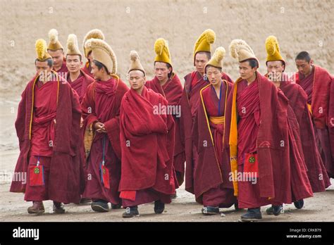 Monjes Budistas Tibetanos Geluk O Sombrero Amarillo En Su Camino A La