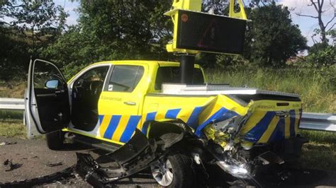 Dat Is Schrikken Auto Van Weginspecteur Hard Geramd Op Vluchtstrook