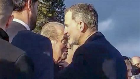 Afectuoso Saludo Entre Felipe Vi Y Juan Carlos I Durante El Entierro De