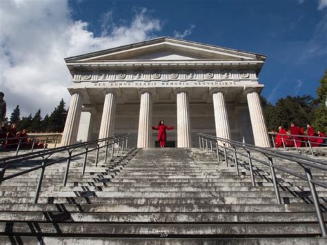 100 Donne Vestite Di Rosso Il Flashmob Contro La Violenza Sulle Donne