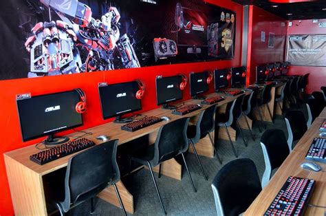 All Of The Computers In This Gaminginternet Café Uses Mechanical
