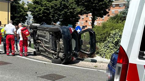 Incidente Alla Rotonda All Incrocio Tra Via Regio Parco Via Torino E