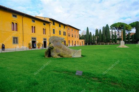 diciembre 2022 Pisa Italia Estatua del ángel caído por Igor Mitoraj