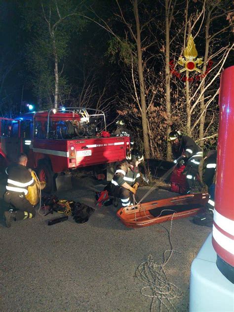 Precipitano Per Metri Con L Auto In Una Scarpata A Barge In Frazione