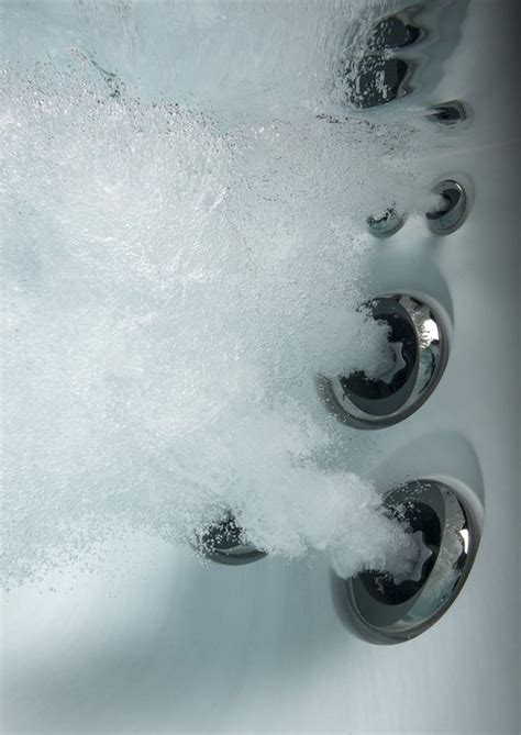 J 300™ Luxury Hot Tub Collection Jacuzzi® Canada