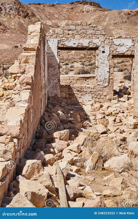 Escombros De Pueblos Fantasmas De Un Edificio Abandonado En El Desierto