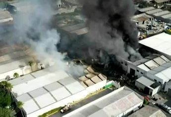 Se Incendia Bodega De Tarimas En Parque Industrial De Apodaca Nl