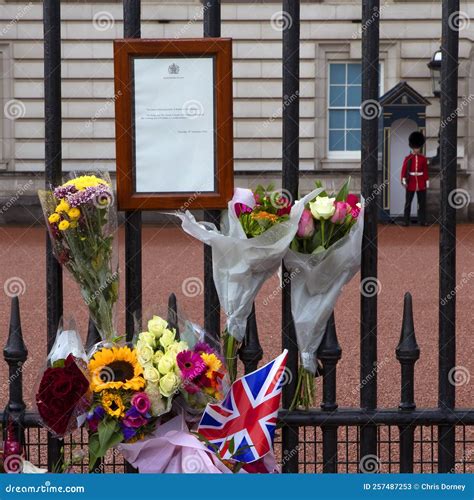 Notice Of The Queens Death And Flowers At Buckingham Palace In London