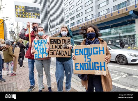 Protesters holding protest signs hi-res stock photography and images ...