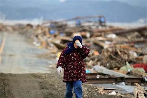 雪が舞う中、行方不明者の捜索に向かう自衛隊員＝2011年3月16日午前、宮城県南三陸町、西畑志朗撮影（21 32）－東日本大震災 あの日の写真 東日本大震災を振り返る：朝日新聞デジタル