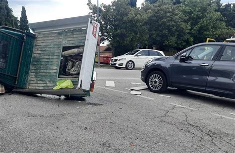 Scontro Ape Si Ribalta Ferito Il Conducente