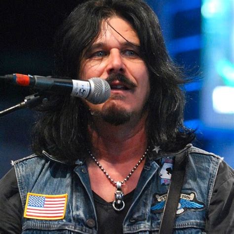 Gilby Clarke ex Guns NRoses faz cirurgia do Túnel do Carpo Rock