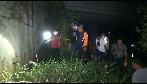 Pencari Rumput Temukan Mayat Terbungkus Karpet Di Kolong Tol Ngawi