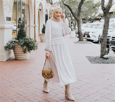 7 Inspirasi Memakai Dress Putih Untuk Pengguna Hijab Yang Simple Dan
