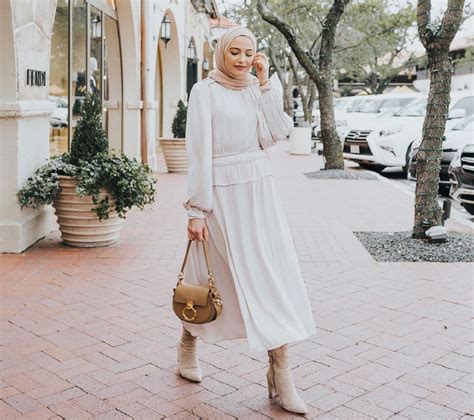 7 Inspirasi Memakai Dress Putih Untuk Pengguna Hijab Yang Simple Dan