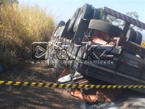 Tv Kz Caminh O Capota Mata Motorista E Deixa Tr Nsito Lento Na Br