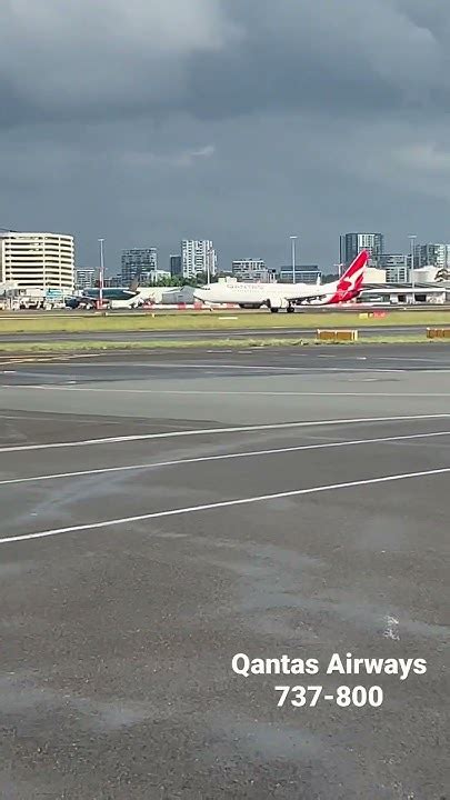 Qantas Airways 737 800 Landing At Sydney Airports Youtube