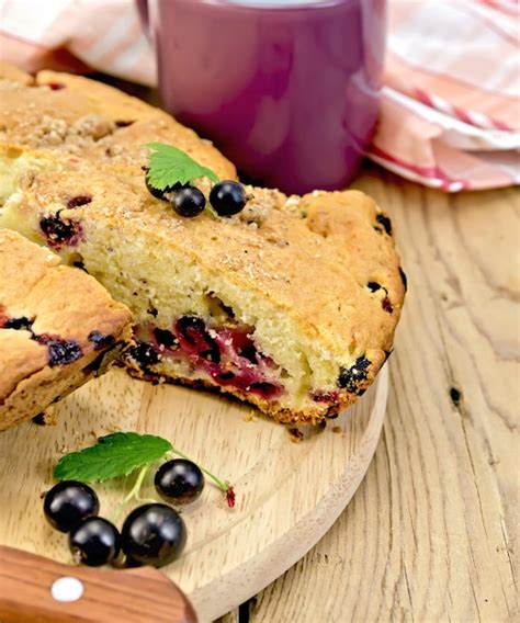 Pastel Con Bayas De Grosella Negra En Un Tablero Foto Premium