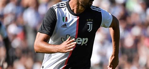 Juve Khedira Si Ferma Sar Operato Al Ginocchio Torna Nel La