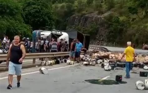 Caminh O Que Transportava Leo Tomba E Carga Fica Espalhada Na Br