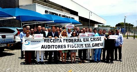 G Auditores Da Receita Realizam Ato Da Greve No Aeroporto De