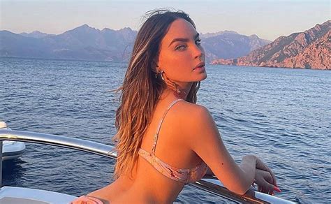 Belinda Posa A La Orilla Del Mar Con Microbikini De Infarto La