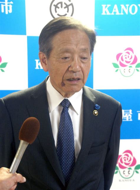 不適切発言を認めて撤回し、謝罪する鹿児島県鹿屋市の中西茂市長＝24日午前、同市役所 鹿児島・鹿屋市長が不適切発言 海自事故同型機の切手