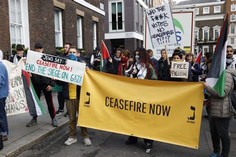 Protesti na železničkoj stanici u Londonu u znak podrške Palestini