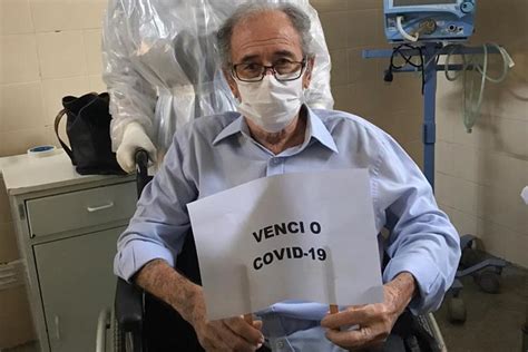 CONQUISTA Idoso de 84 anos deixa hospital após se curar da Covid 19