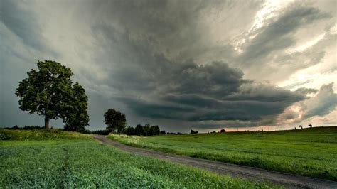 Pogoda na jutro niedziela przyniesie gorąc deszcz i burze TVN Meteo