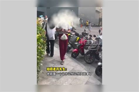 60岁左右的大爷街头盯上外卖餐，路人小哥拍视频上前制止