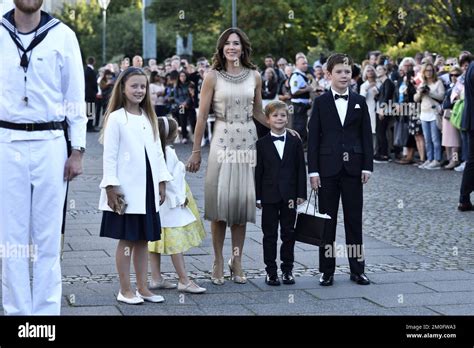 La Princesse De La Couronne Mary Et La Princesse Josephine Embarquent