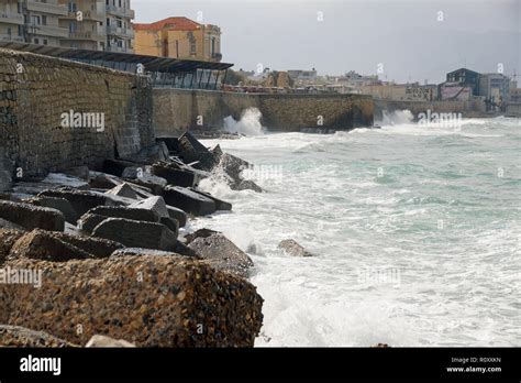 Las olas y el paseo marítimo de Heraklion en Creta Grecia Fotografía