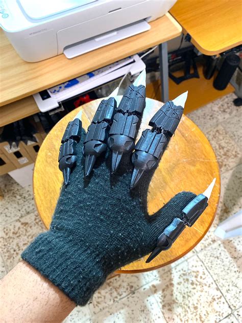 Retractable Claw Gloves